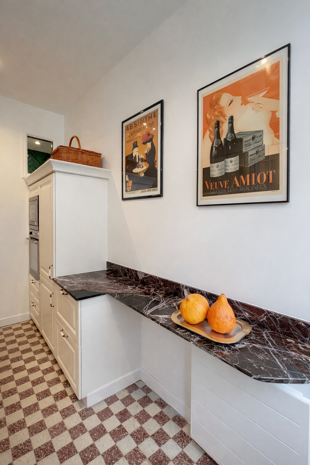Cuisine vintage avec plan snack en marbre rouge à Angers